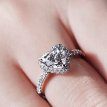 Load image into Gallery viewer, Chic Ring with Crystal Heart Chunk