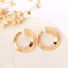 Load image into Gallery viewer, Bold and Gold Seventies Earrings