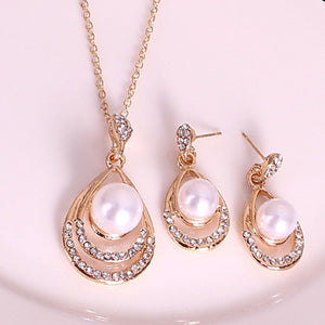 Chic Jewellery Set Earrings and Necklace Gold