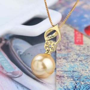 Chic Gold Necklace with Pearl Pendant